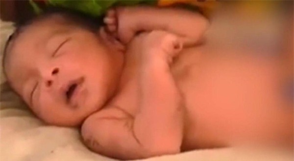 Bé gái còn nguyên dây rốn bị chôn sống trong hố cát lúc nửa đêm - Ảnh 2.