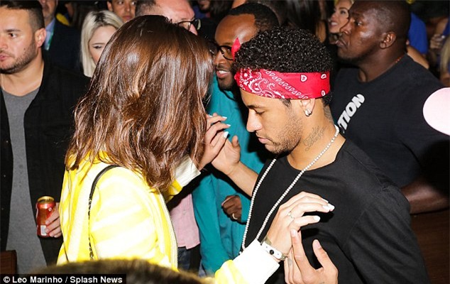 Neymar đưa bạn gái đi quẩy sau khi Brazil giành vé dự World Cup 2018 - Ảnh 1.