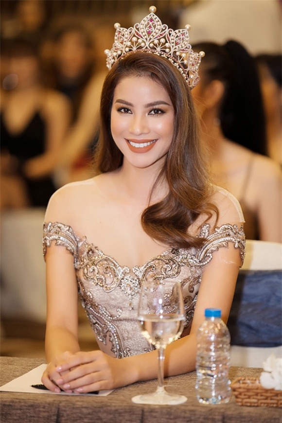 Phạm Hương, Hoa hậu Phạm Hương, Hoa hậu Hoàn Vũ Phạm Hương, Phạm Hương 2017, sao việt