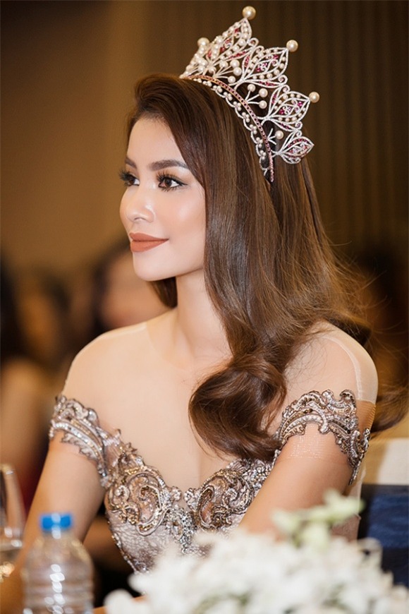 Phạm Hương, Hoa hậu Phạm Hương, Hoa hậu Hoàn Vũ Phạm Hương, Phạm Hương 2017, sao việt