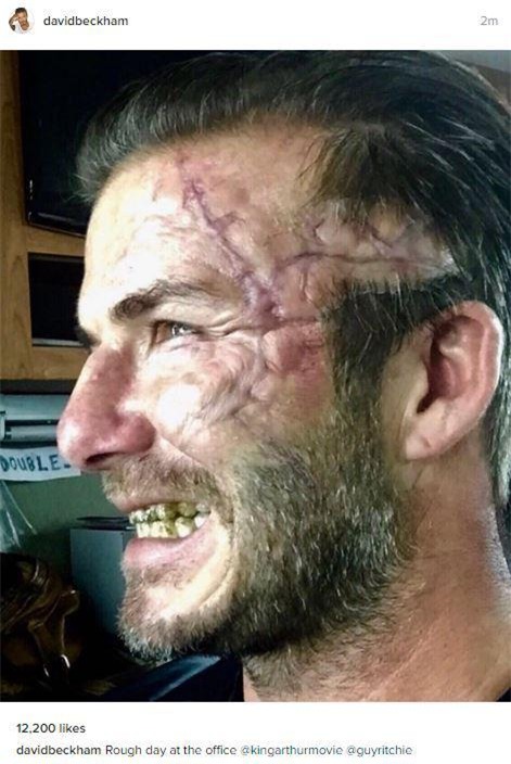 David Beckham dọa fan chết khiếp với khuôn mặt đầy sẹo và răng vàng ố - Ảnh 2.