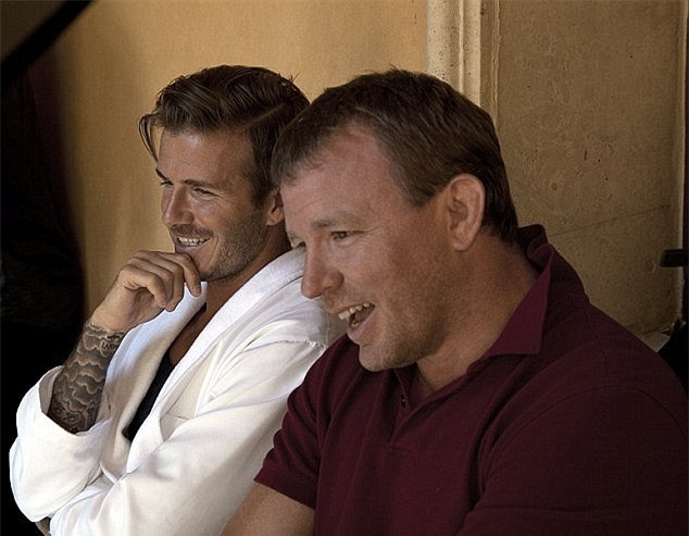 David Beckham dọa fan chết khiếp với khuôn mặt đầy sẹo và răng vàng ố - Ảnh 3.