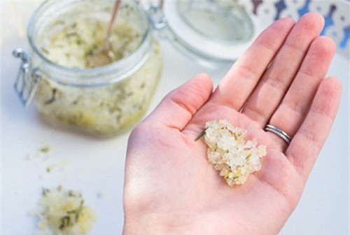 chi can hoa nguyen lieu nay vao nuoc tam moi ngay, dam bao lan da se luon cang lang, min mang - 3