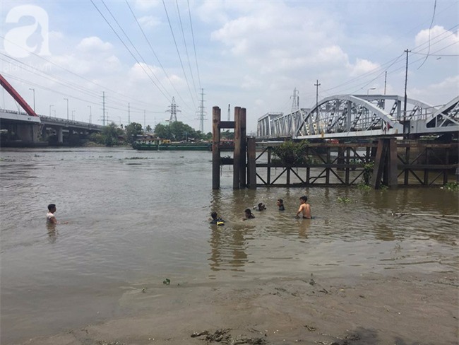 Tìm thấy thi thể bé trai 11 tuổi bị nước cuốn trôi trên sông Sài Gòn - Ảnh 2.