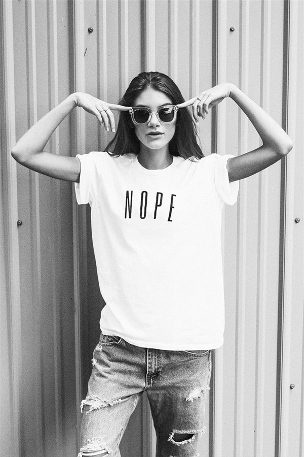 Chưa cần phải chất, mặc áo phông cứ kết hợp đơn giản thế này là đẹp - Ảnh 2.