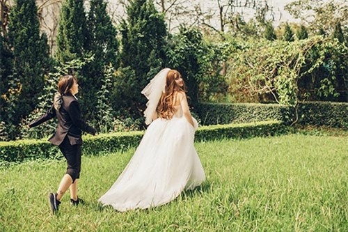 9x bat chong mac vay cuoi, ket qua “cam nin” vi chu re con xinh hon ca co dau - 10