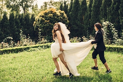 9x bat chong mac vay cuoi, ket qua “cam nin” vi chu re con xinh hon ca co dau - 9