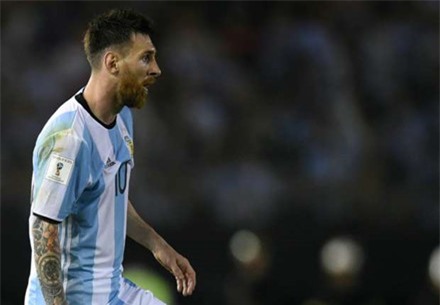 Messi than trời sau khi lỡ miệng chửi trọng tài ảnh 1