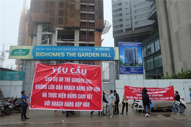 Khách hàng góp vốn chăng băng rôn phản đối chủ đầu tư dự án Bidhomes The Garden Hill.