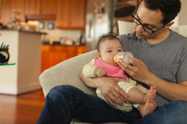 Màn hình điện thoại bật sáng, tim tôi như thắt nghẹn vì hình ảnh của vợ tôi trong đó - Ảnh 1.