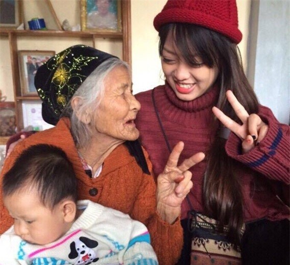 Ba ngoai 97 tuoi lay quan lau mat khi quay video xi tin cung chau gai hinh anh 1