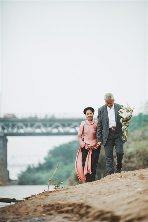 nhung moi tinh "ong ba anh", vuot qua giong bao, ke ben nhau den hoi tho cuoi cung - 3