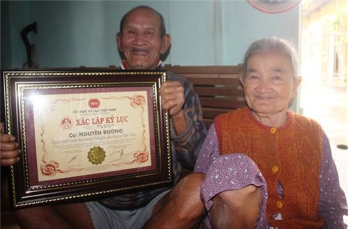 nhung moi tinh "ong ba anh", vuot qua giong bao, ke ben nhau den hoi tho cuoi cung - 5