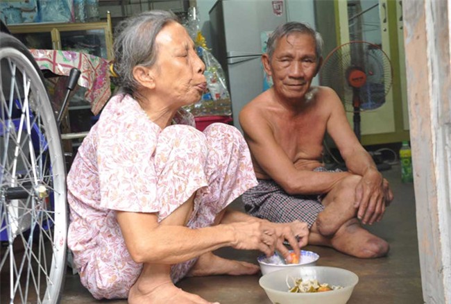 nhung moi tinh "ong ba anh", vuot qua giong bao, ke ben nhau den hoi tho cuoi cung - 7