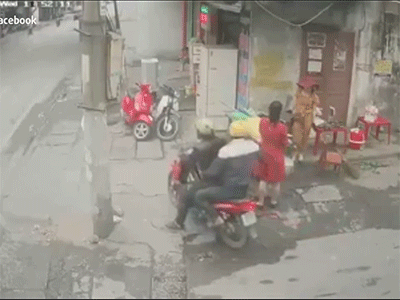 Camera ghi hình 2 thanh niên nghi giật trang sức trên phố