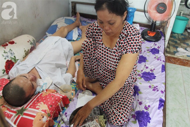 Người vợ tật nguyền bán vé số ròng rã suốt 5 năm chăm chồng: Một ngày là vợ chồng, cả đời là vợ chồng - Ảnh 4.