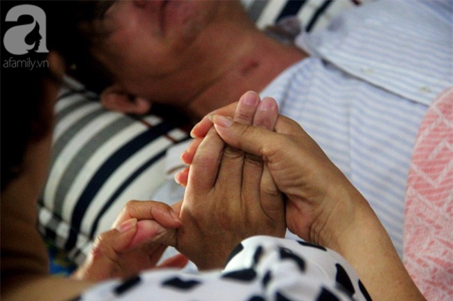 Người vợ tật nguyền bán vé số ròng rã suốt 5 năm chăm chồng: Một ngày là vợ chồng, cả đời là vợ chồng - Ảnh 5.