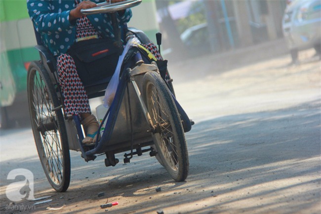 Người vợ tật nguyền bán vé số ròng rã suốt 5 năm chăm chồng: Một ngày là vợ chồng, cả đời là vợ chồng - Ảnh 13.