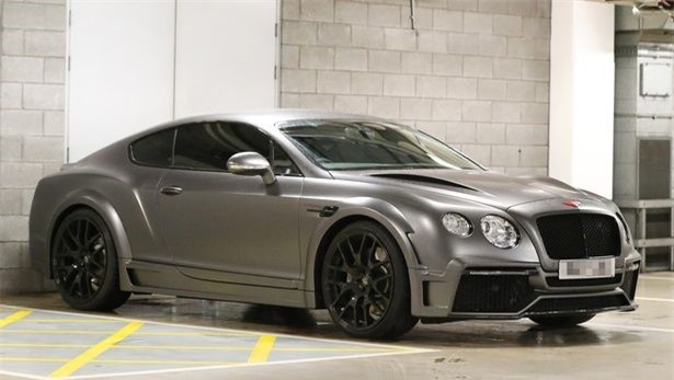 Sao MU sam lien 2 xe sang an mung hop dong moi hinh anh 1