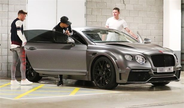 Sao MU sam lien 2 xe sang an mung hop dong moi hinh anh 2