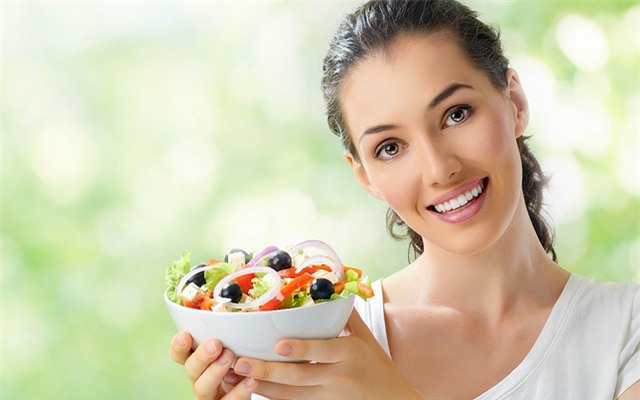 Các chuyên gia khuyến cáo, ăn uống đầy đủ chất dinh dưỡng, tập luyện và nghỉ ngơi điều độ sẽ giúp làn da khỏe mạnh, căng mịn. Ảnh minh họa