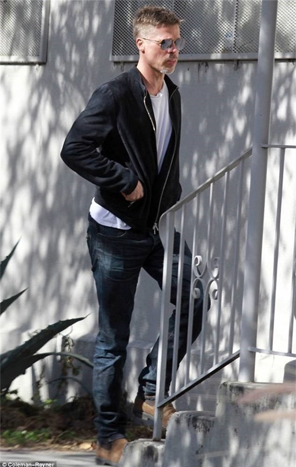 Brad Pitt xuất hiện phờ phạc, hốc hác hậu chia tay Jolie