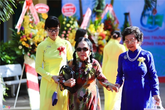 Nu sinh Trung Vuong rang ro ky niem 100 nam truyen thong hinh anh 2