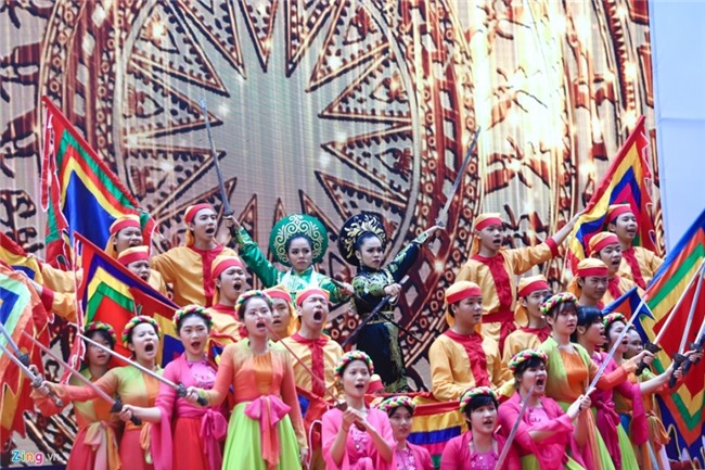 Nu sinh Trung Vuong rang ro ky niem 100 nam truyen thong hinh anh 3