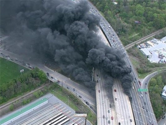 Fox News cho biết một đám cháy lớn đã bốc lên trên một đoạn cao tốc trên cao tại Atlanta, bang Georgia vào khoảng 6h tối ngày 30/3 khiến đoạn đường này đổ sập. (Ảnh: Fox)