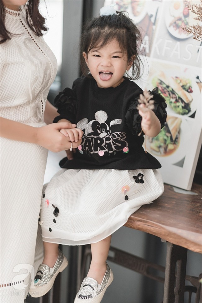 Bé Ella: cô nhóc 2 tuổi với phong cách đẹp miễn bàn nhờ diện đồ mẹ tự thiết kế - Ảnh 11.