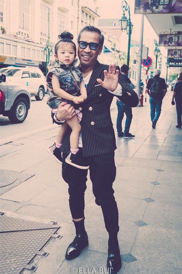 Bé Ella: cô nhóc 2 tuổi với phong cách đẹp miễn bàn nhờ diện đồ mẹ tự thiết kế - Ảnh 2.