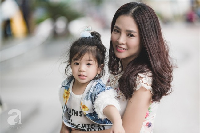 Bé Ella: cô nhóc 2 tuổi với phong cách đẹp miễn bàn nhờ diện đồ mẹ tự thiết kế - Ảnh 7.