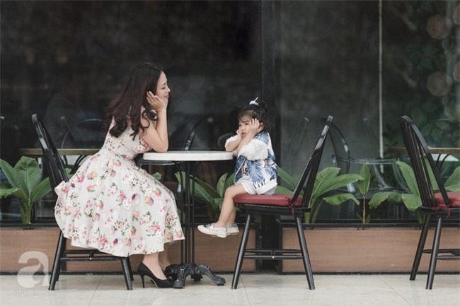 Bé Ella: cô nhóc 2 tuổi với phong cách đẹp miễn bàn nhờ diện đồ mẹ tự thiết kế - Ảnh 8.