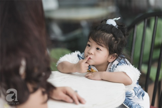 Bé Ella: cô nhóc 2 tuổi với phong cách đẹp miễn bàn nhờ diện đồ mẹ tự thiết kế - Ảnh 9.