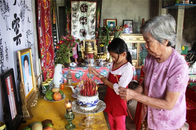 xot xa canh 3 dua tre bo vo sau tham kich cha chet chay, me tu tu hinh anh 1