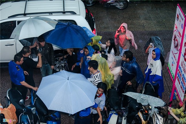 Su kien hot cua Son Tung: San khau bo khong, fan chay tan loan hinh anh 1