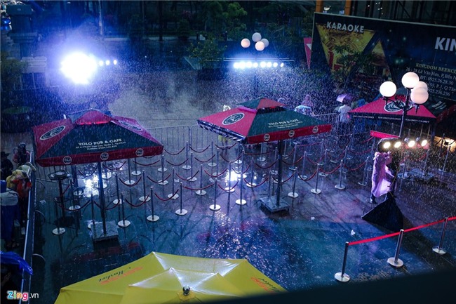 Su kien hot cua Son Tung: San khau bo khong, fan chay tan loan hinh anh 2