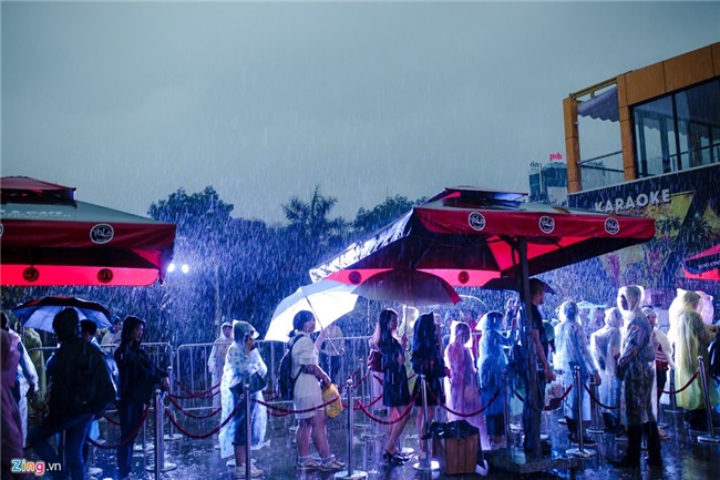 Su kien hot cua Son Tung: San khau bo khong, fan chay tan loan hinh anh 3