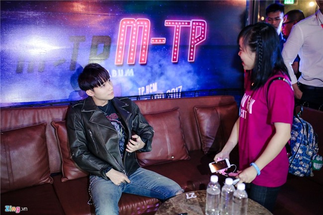 Su kien hot cua Son Tung: San khau bo khong, fan chay tan loan hinh anh 7