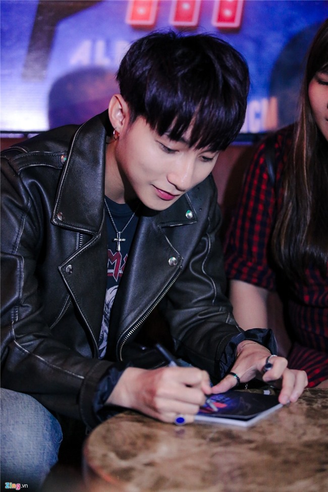 Su kien hot cua Son Tung: San khau bo khong, fan chay tan loan hinh anh 8