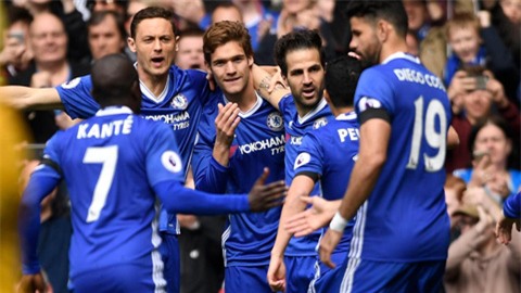 Các cầu thủ Chelsea ăn mừng bàn thắng của Fabregas