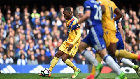 Benteke bình tình dùng động tác giả lừa Courtois