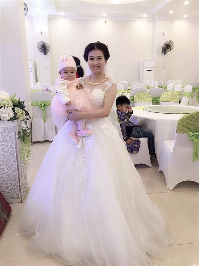 Câu chuyện phía sau bức ảnh cô dâu cho con bú trong ngày cưới - Ảnh 2.