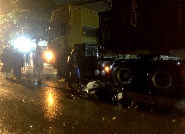 Va cham voi xe dau keo giua troi mua o Sai Gon, mot nguoi tu vong hinh anh 1