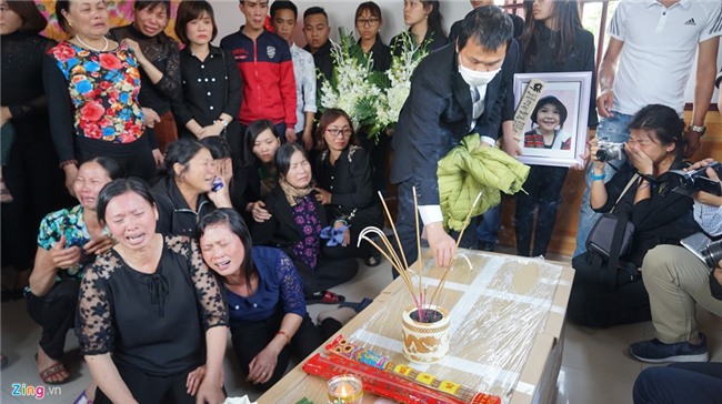 Nguoi than dam nuoc mat don be gai bi sat hai o Nhat ve que nha hinh anh 10