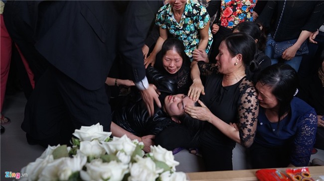 Nguoi than dam nuoc mat don be gai bi sat hai o Nhat ve que nha hinh anh 11