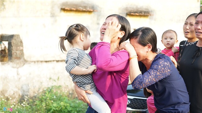 Nguoi than dam nuoc mat don be gai bi sat hai o Nhat ve que nha hinh anh 2