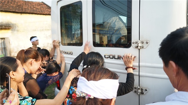 Nguoi than dam nuoc mat don be gai bi sat hai o Nhat ve que nha hinh anh 4