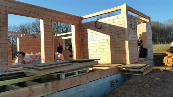 Không cần vữa hay đinh vít, xây nhà nhanh nhất thế giới với loại gạch này - 2