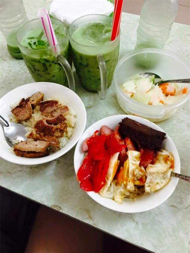 8 quán xôi tuy bình dân nhưng ngon hớp hồn người Hà Nội - Ảnh 1.